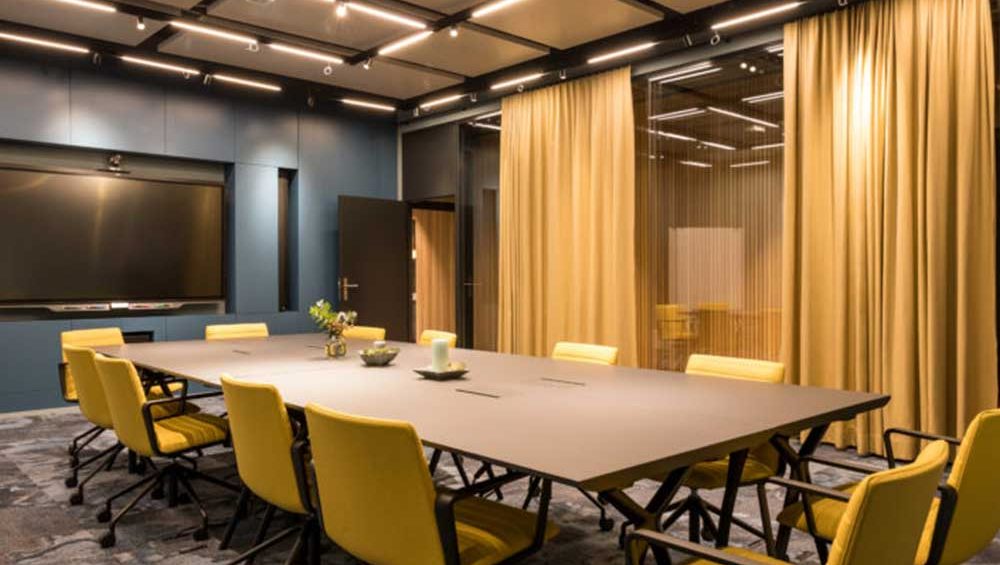 Una sala de coworking en Zurich despliega el equipo Sennheiser TeamConnect Ceiling 2 con gran éxito