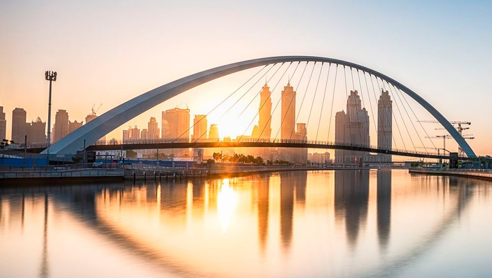 El 'Puente de la tolerancia' en Dubai, iluminado con Martin