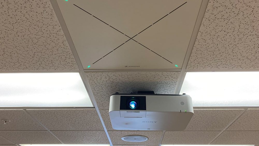 La Universidad del Sur de Florida lleva el aprendizaje híbrido al siguiente nivel con Sennheiser TeamConnect Ceiling 2