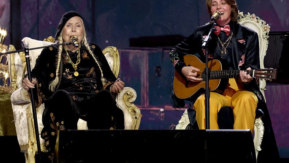 Joni Mitchell y Brandi Carlile ofrecen una actuación histórica en la 66ª edición de los premios Grammy, utilizando un sistema Sennheiser Digital 6000 y cápsulas de micrófono Neumann KK 205